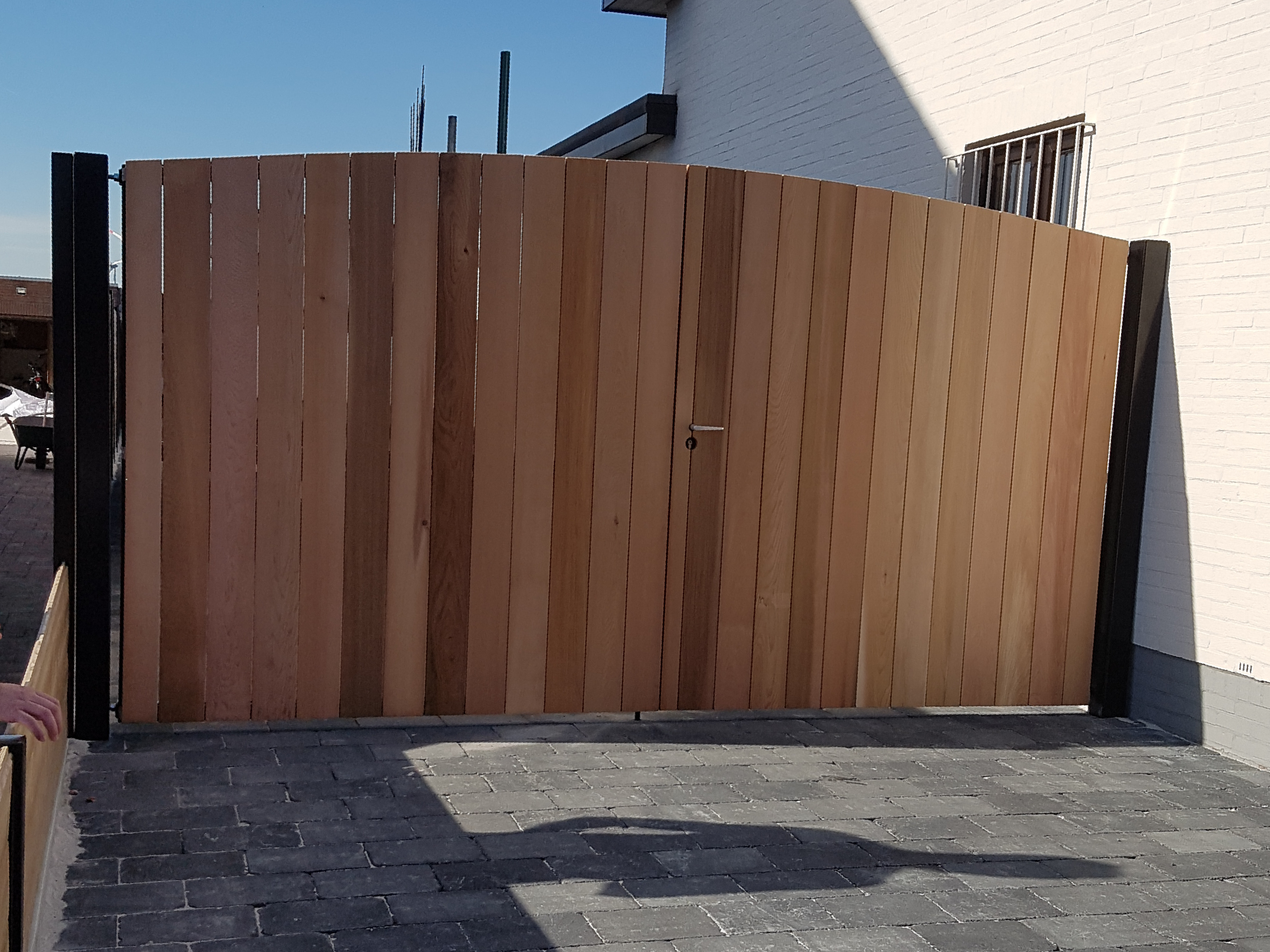houtenpoort met metalen kader gebogen bovenkant___serialized1